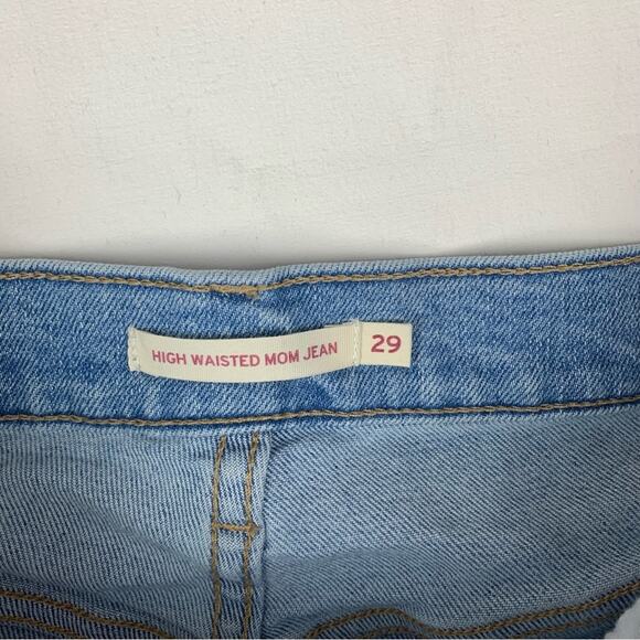 Levi's women's size 29 High waist Mom Jeans light wash denim - Picture 3 of 11